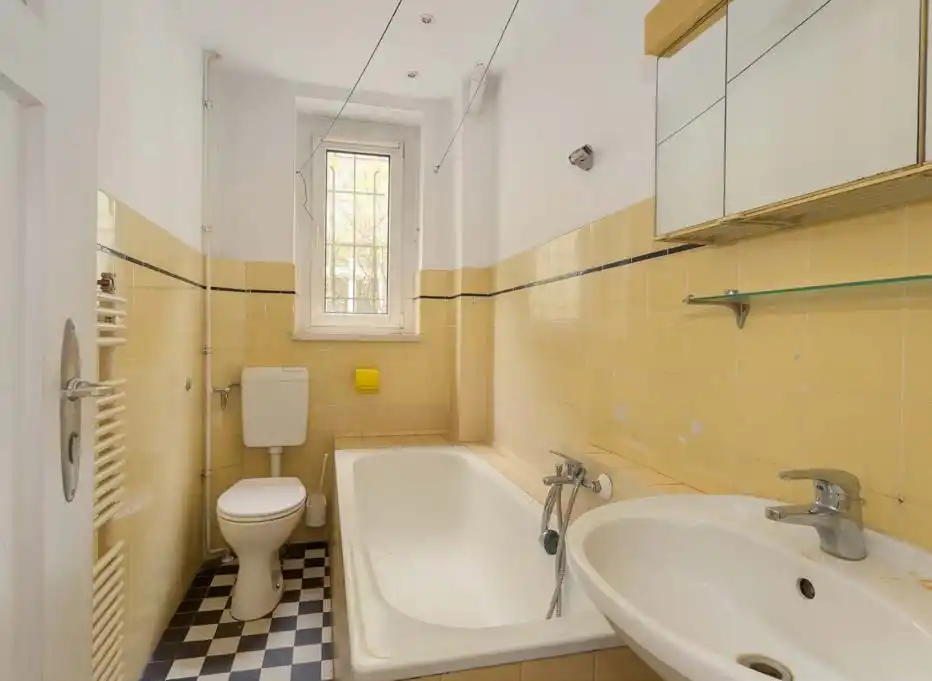 Badezimmer mit Badewanne und Fenster im Wohnhaus in Berlin-Köpenick