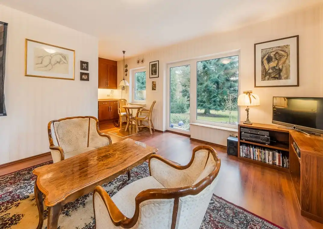 Wohnzimmer mit Sesseln und Fenstertür zum Garten im Einfamilienhaus in Wandlitz