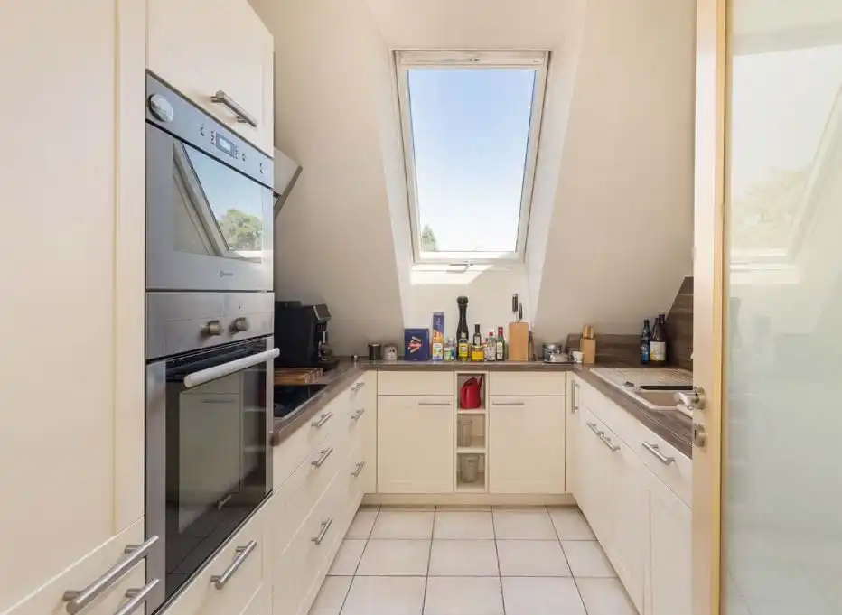 Küche mit Dachfenster in der Eigentumswohnung in Wandlitz