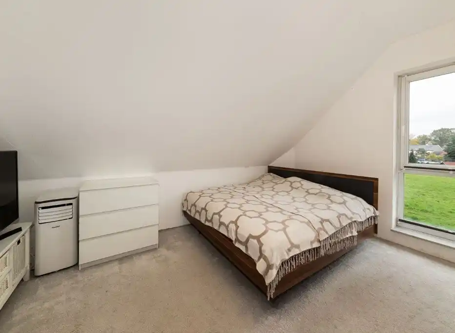 Schlafzimmer unter der Dachschräge im Einfamilienhaus in Ahrensfelde