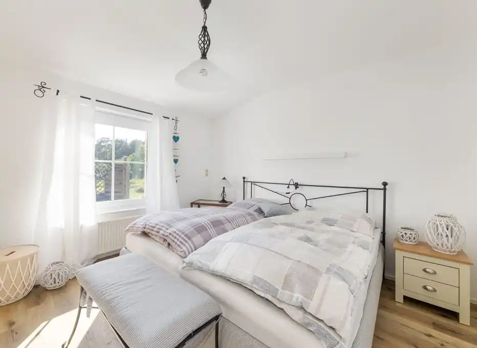 Schlafzimmer mit Metallbett im Bungalow in Rüdersdorf bei Berlin