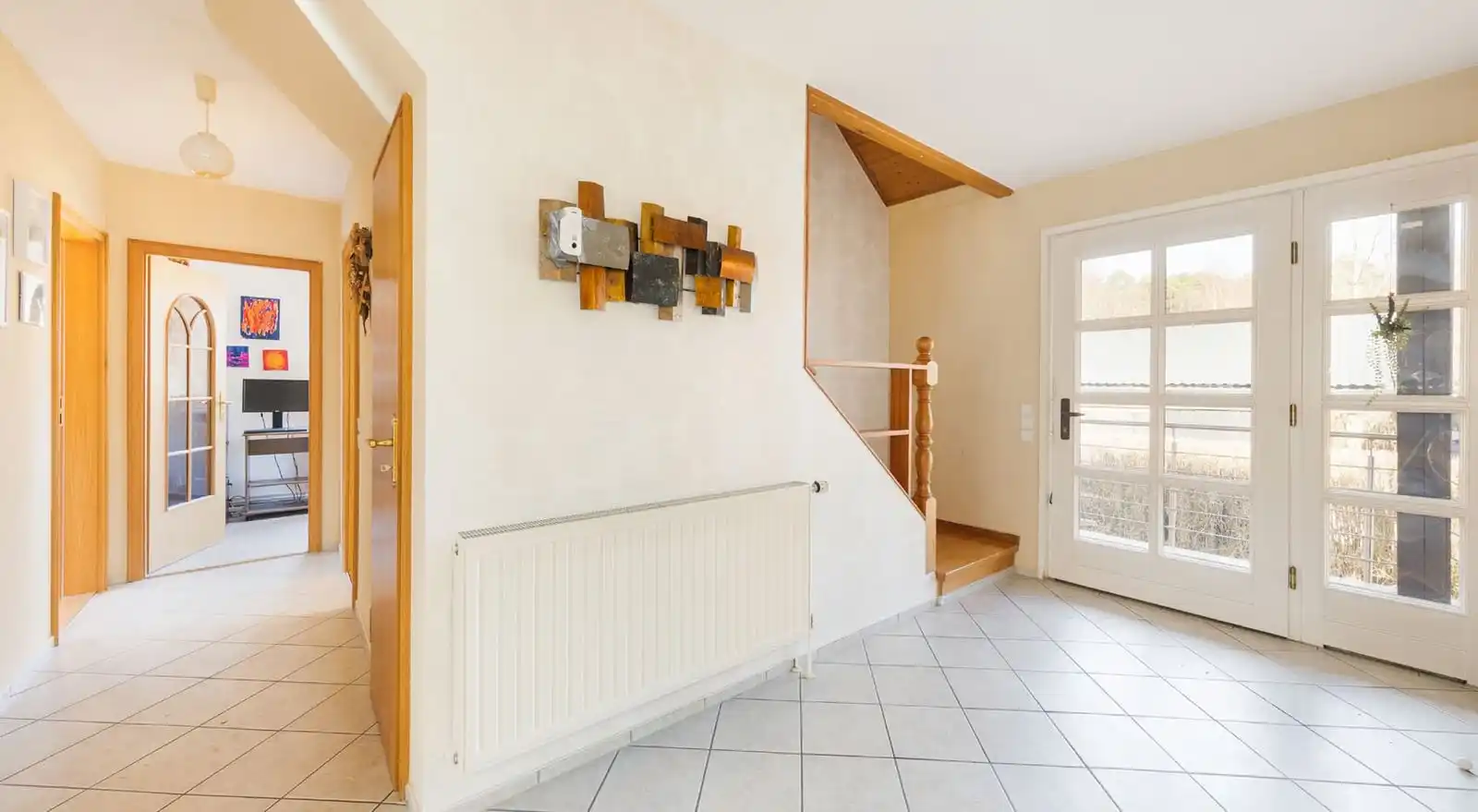 Flur mit Treppe und Terrassentür im Einfamilienhaus in Beeskow