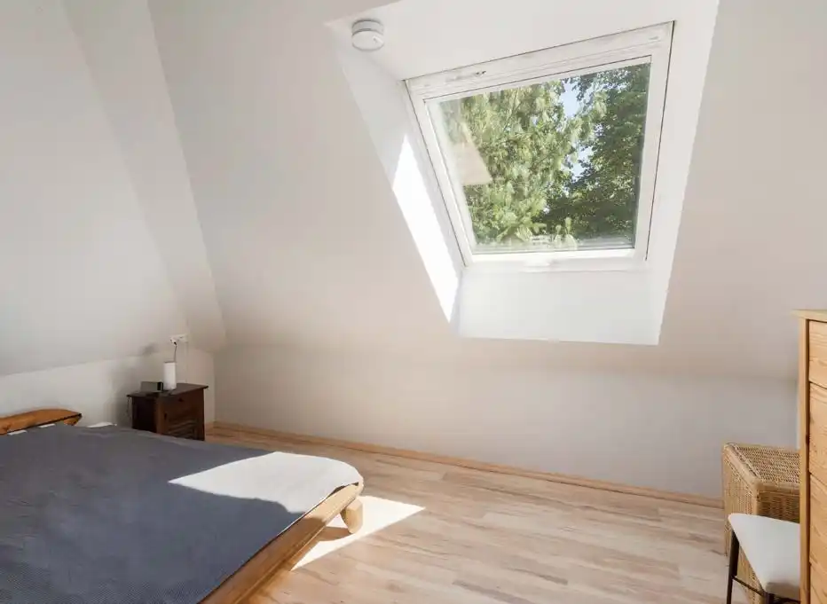 Schlafzimmer mit Dachfenster in der Eigentumswohnung in Wandlitz