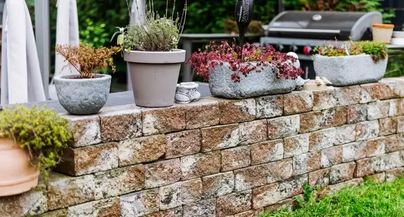 Mauer mit Blumentöpfen auf der Terrasse des Einfamilienhauses in Ahrensfelde