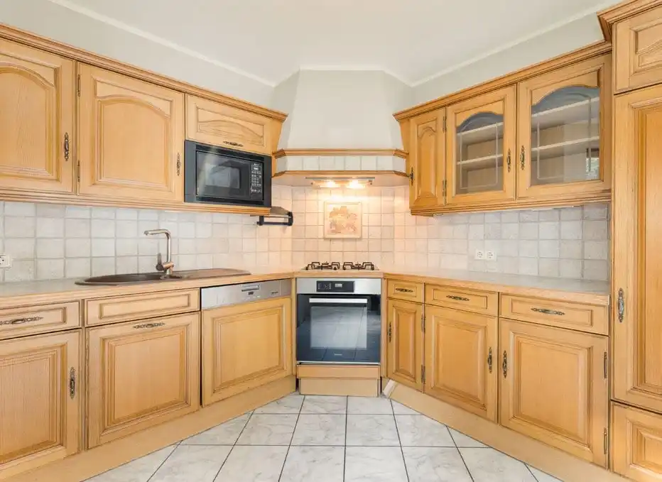 Küche mit Holzfronten im Einfamilienhaus in Berlin-Müggelheim