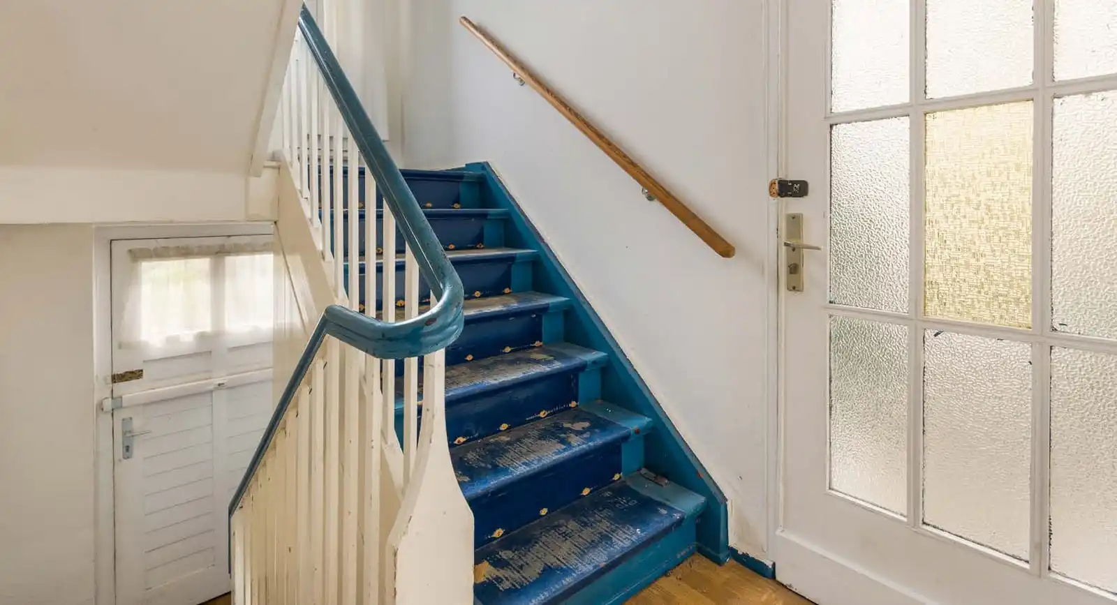 Treppenhaus mit blauen Stufen im Wohnhaus in Berlin-Köpenick