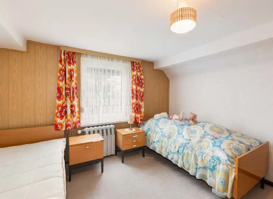 Schlafzimmer mit Holzverkleidung im Einfamilienhaus in Neuhof bei Angermünde