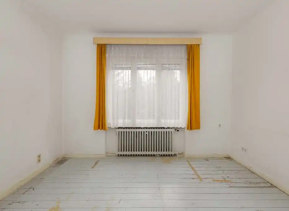 Leeres Zimmer mit Dielenboden im Wohnhaus in Berlin-Köpenick