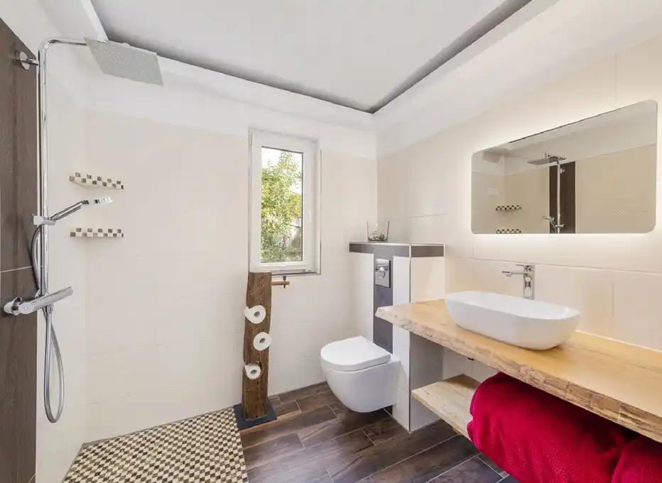 Duschbad mit Aufsatzwaschbecken im Bungalow in Rüdersdorf bei Berlin
