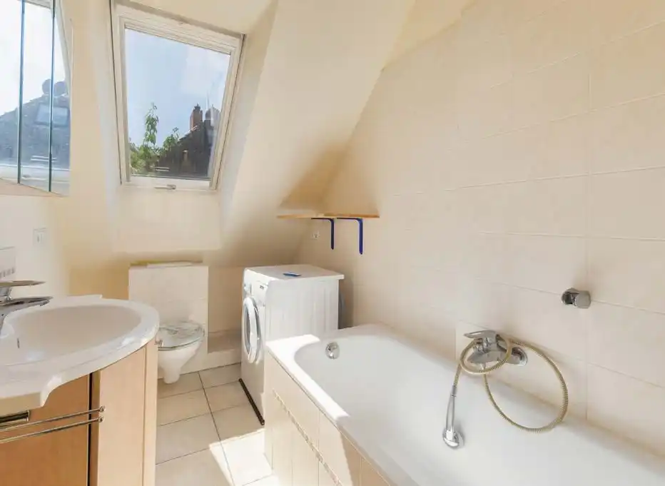 Badezimmer mit Badewanne und Dachfenster in der Eigentumswohnung in Wandlitz