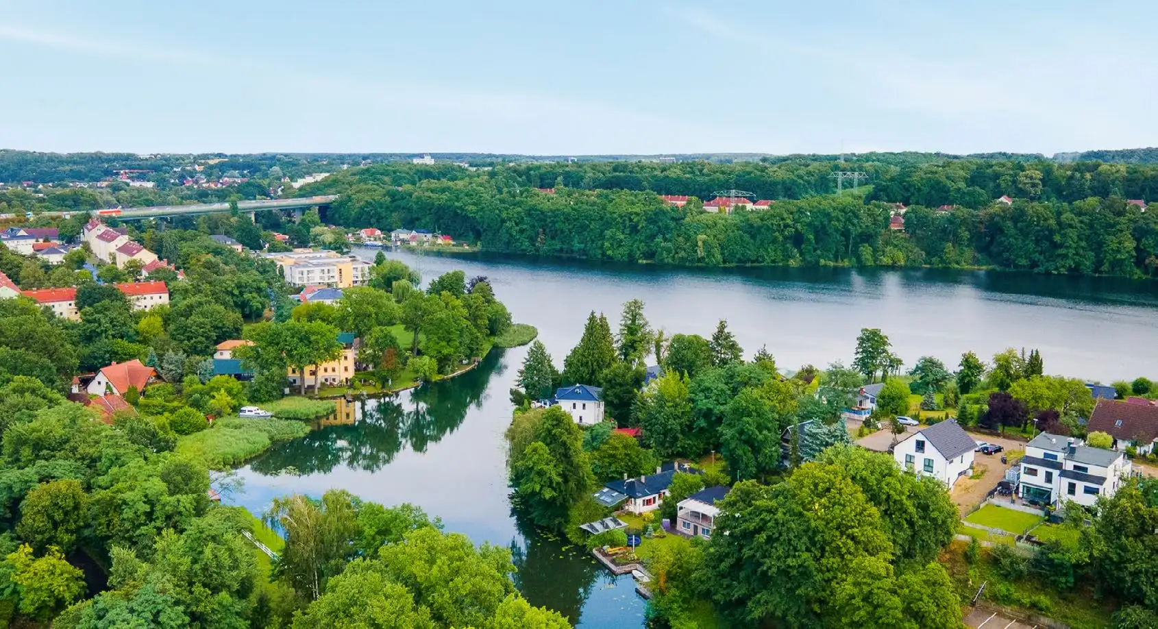 Luftaufnahme über Rüdersdorf bei Berlin mit Kalksee, Uferhäusern und Wald