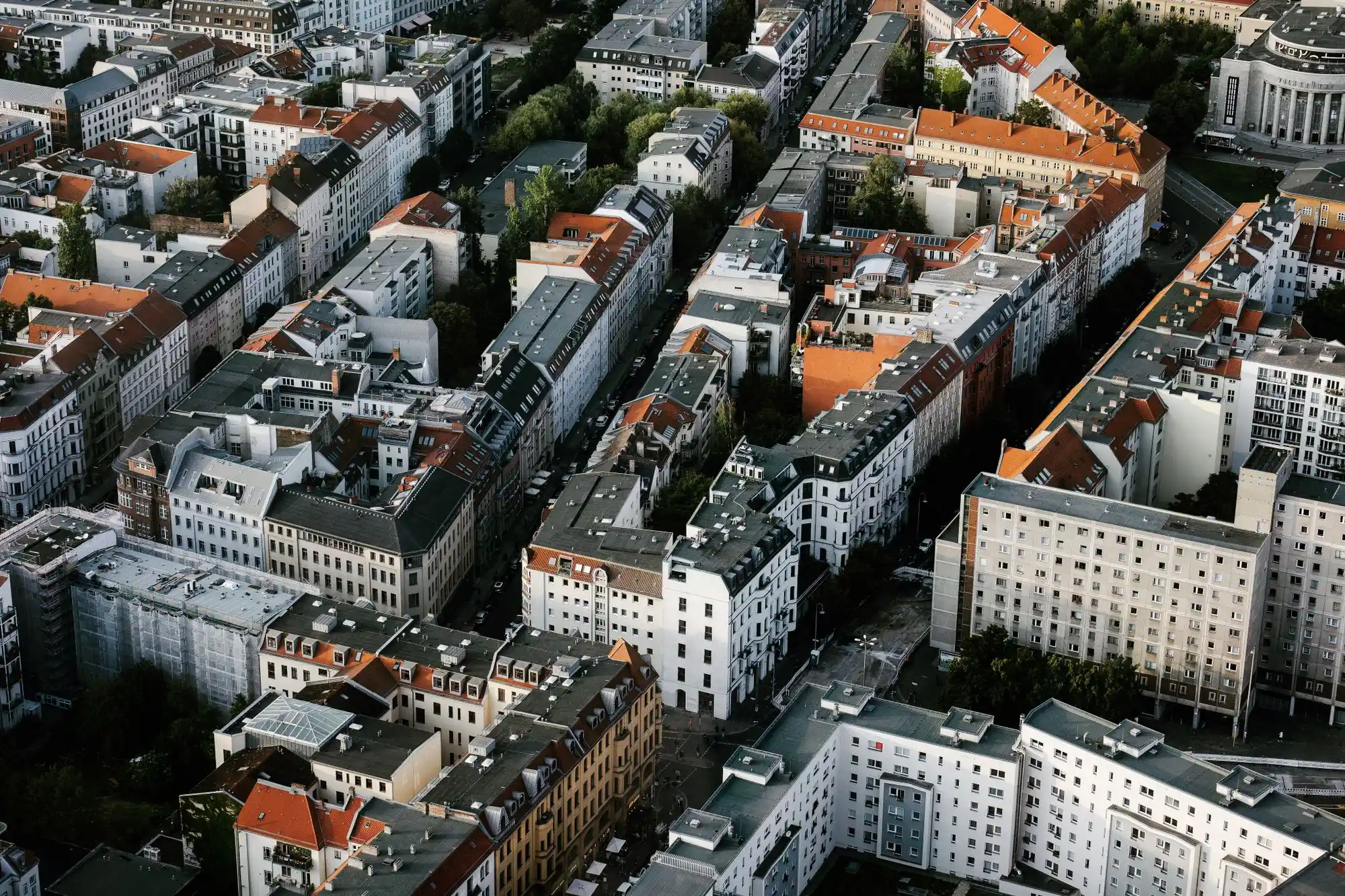 Luftbild von Berliner Altbauten mit Innenhöfen und roten Dächern
