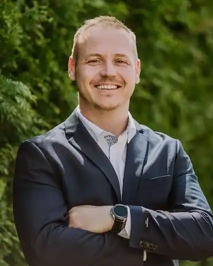 Michael Feike, Porträt vor einer grünen Hecke