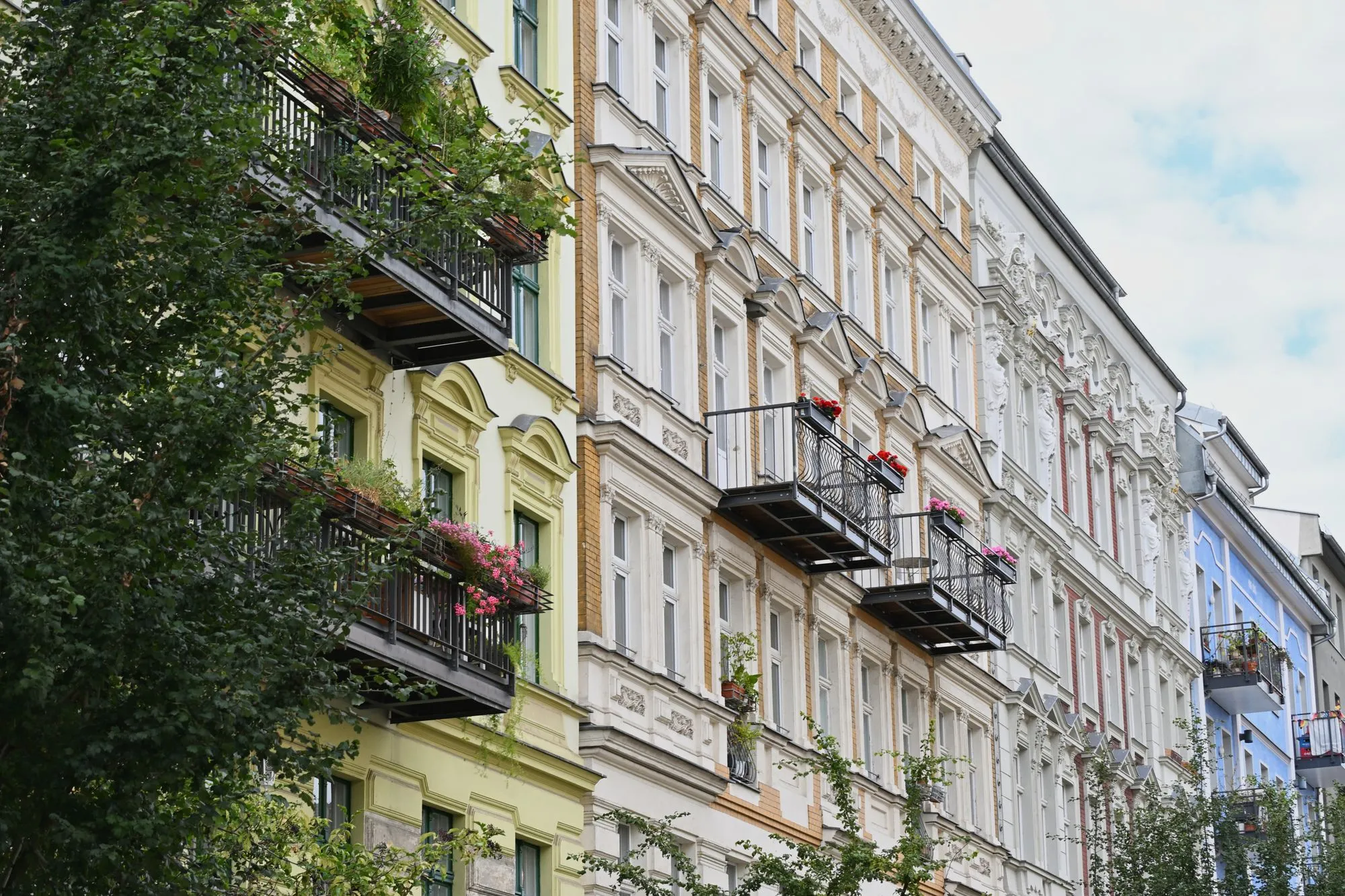 Verzierte Berliner Altbaufassaden mit Balkonen